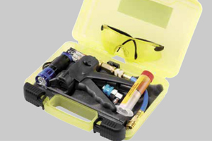 Professional tool set for injection of an UV contrast agent and identification of leakage in the refrigerant circuit. Injector gun, 1 x UV cartridge, UV leak detection lamp, service hose, and rapid coupling.